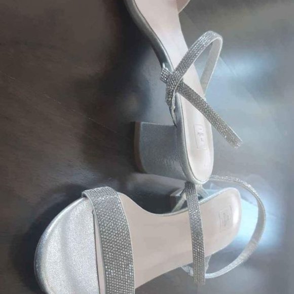 NEW Size 7.5 Silver Open-toed Shoe - Picture 2 of 5